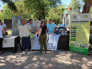 Stand del  IAGRO en la Facultad de Ciencias Agrarias en Corrientes durante la Semana Agroecológica
