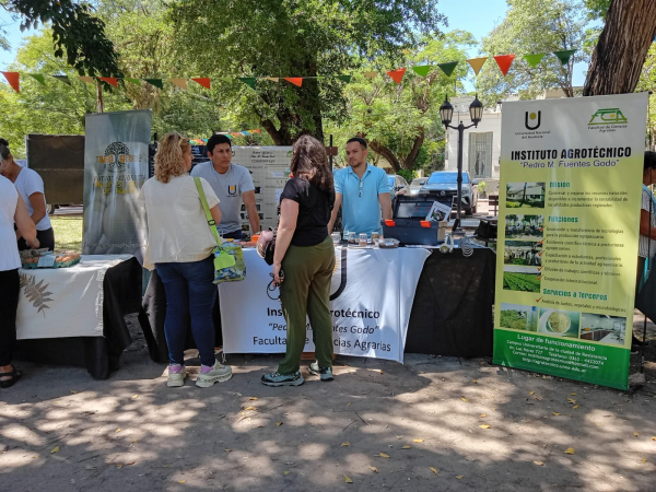 Stand del  IAGRO en la Facultad de Ciencias Agrarias en Corrientes durante la Semana Agroecológica